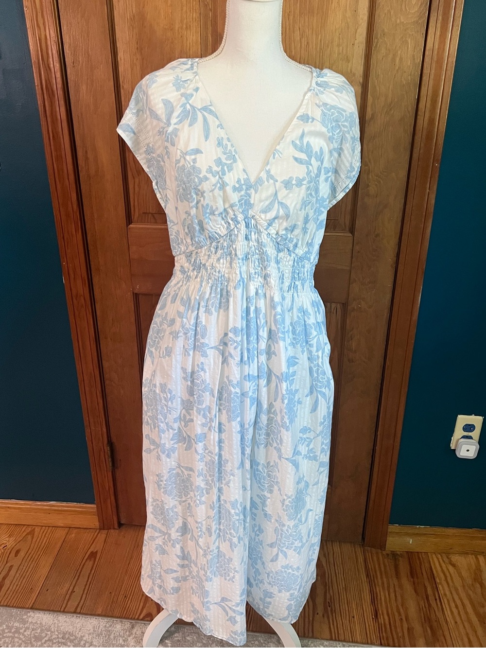 Universal Thread, Smocked Midi A-Line Dress Blue and White Floral - Picture 6 of 9